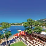 2 Bedroom Awesome In Apartament *