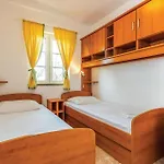 Apartament 2 Bedroom Awesome In Banjol
