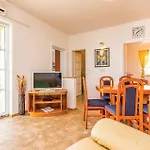 아파트 2 Bedroom Awesome In Banjol