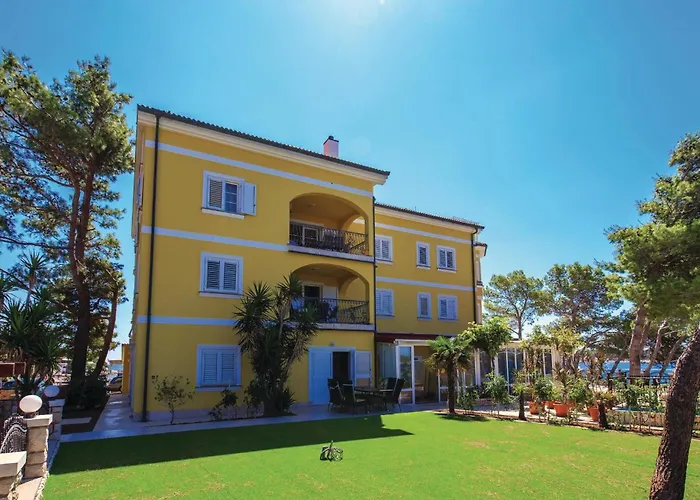 2 Bedroom Awesome In Apartman Banjol