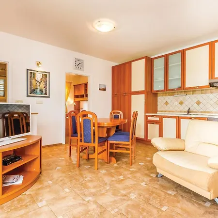 Pet Friendly In With Kitchen *
