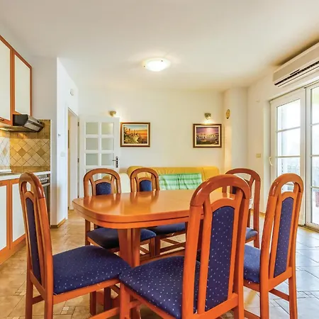 Appartamento 2 Bedroom Awesome In Banjol