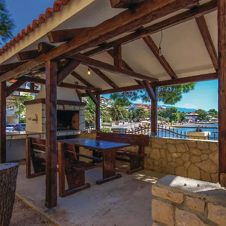 Pet Friendly In With Kitchen *