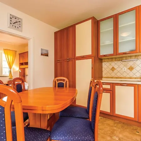 Pet Friendly In With Kitchen